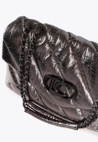 Prošívaná metalická kabelka s lesklým povrchem, s řetízkem jako popruhem a výrazným logem na přední straně.
