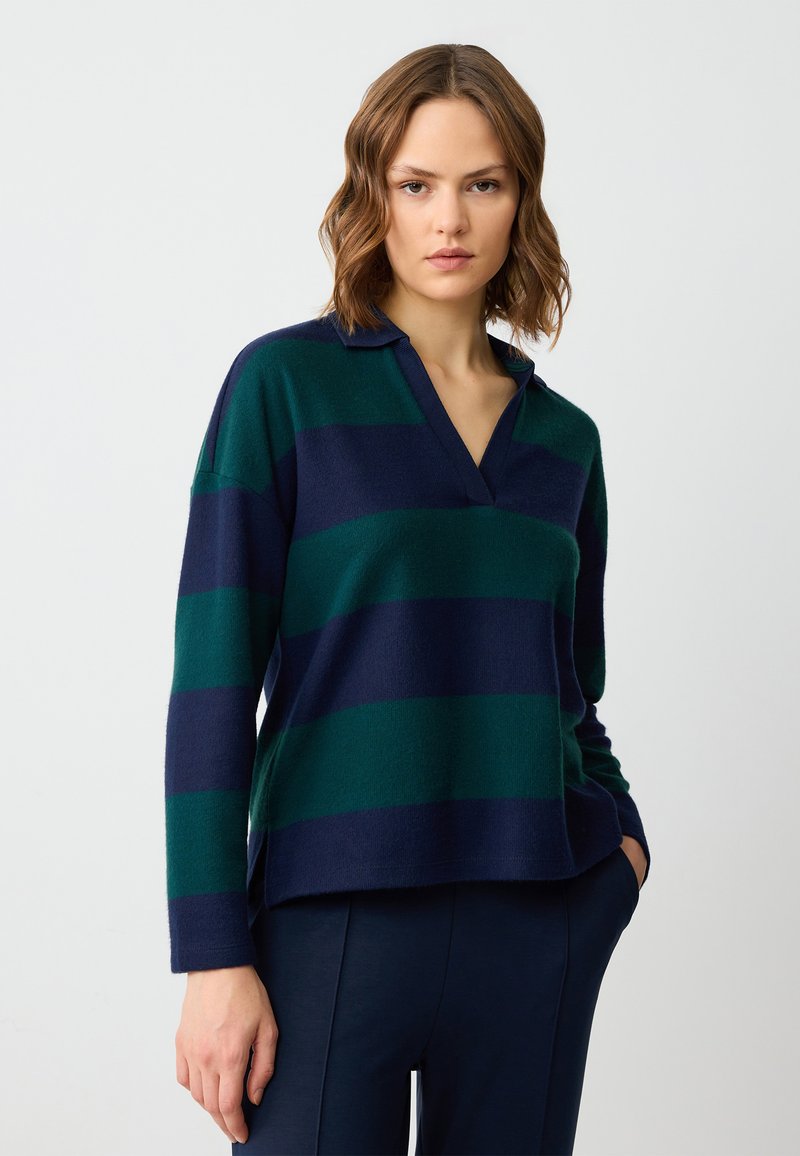 Gestreepte pullover met een V-hals, met afwisselend donkerblauwe en groene strepen. Gemaakt van zacht materiaal met een relaxed fit. Lange mouwen.