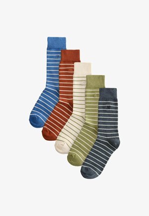 Fem par stribede crew-strømper i blå, rust, creme, olivengrøn og marineblå, pænt arrangeret side om side på hvid baggrund.
