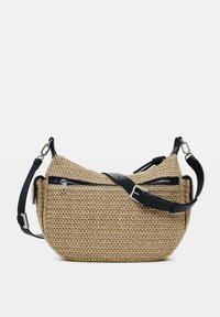 Borsa a spalla intrecciata in paglia con forma curva, tracolla in pelle nera e tasche con doppia zip. Finitura naturale testurizzata.