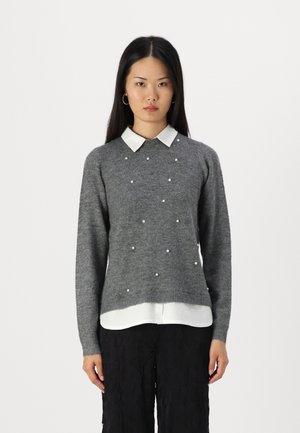 Grauer Strickpullover mit einem weißen Kragen, der Perlenakzente über der Brust aufweist. Lange Ärmel, lockere Passform und strukturierter Stoff.
