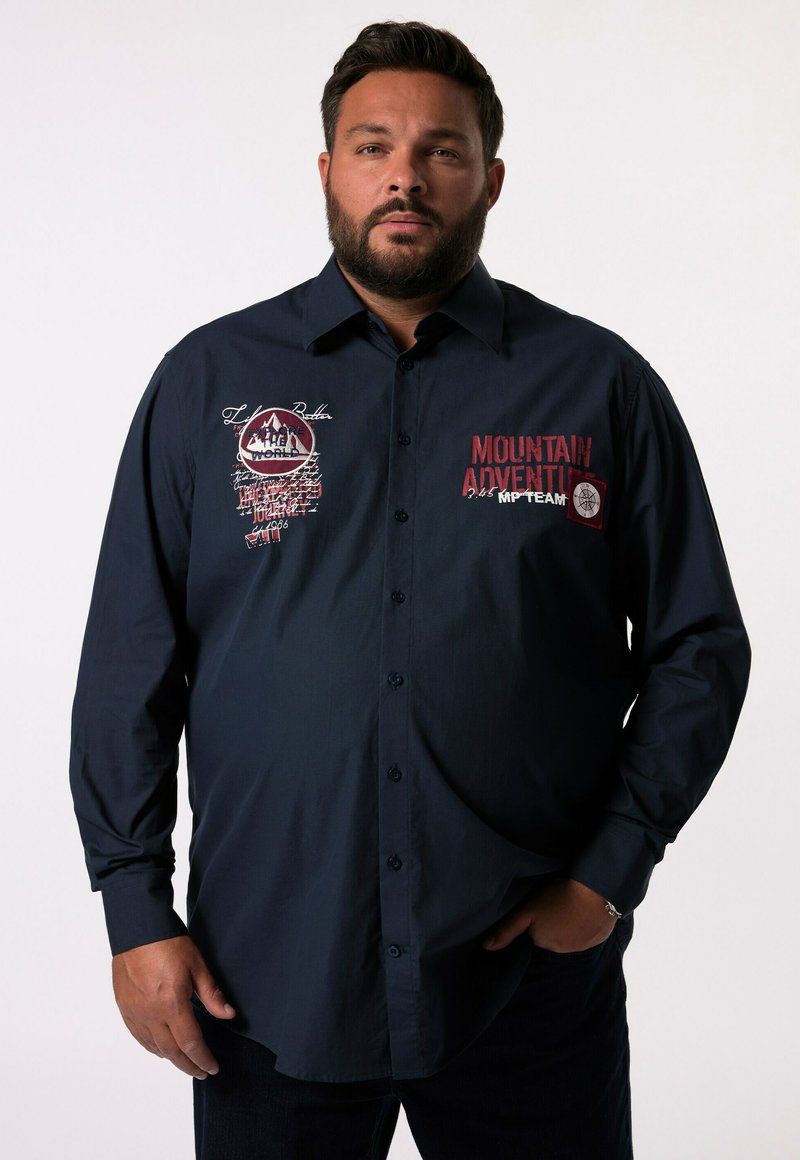 Camicia button-up blu scuro con grafiche ricamate: "AVVENTURA MONTANA" e un logo circolare, con maniche lunghe e finitura testurizzata.