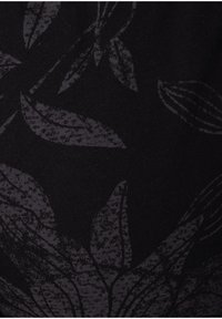 Svart tyg med ett subtilt mörkt bladmönster, mjuk textur och slät yta, lämplig för olika klädesplagg eller möbelklädsel.