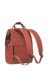 Rode stoffen rugzak met gevoerde schouderbanden, een ritssluiting en bruine accenten. Beschikt over verstelbare bandjes en een versterkt handvat.