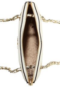 Vit fusk läder väska med gulddetaljer, kedjestropp och en ovanpåliggande dragkedja. Interiören har ett ljust mönstrat foder.