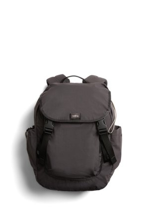 Sac à dos en tissu gris avec fermeture à rabat, bretelles réglables, poches latérales et petit logo de marque à l'avant. Matière lisse et légère.