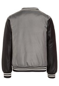 Šedá bomber bunda s černými koženými rukávy, pruhovaným žebrovaným límcem a manžetami, hladkým saténovým povrchem a klasickým designem.