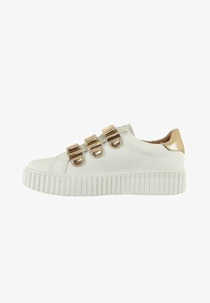 Witte leren sneaker met drie metalen gouden gespen en een textuur platformzool in het wit. Heeft een gouden accent bij de hiel.