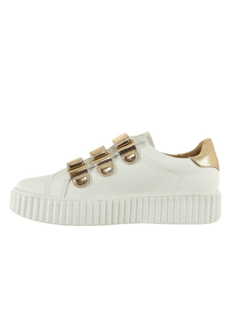 Witte leren sneaker met drie metalen gouden gespen en een textuur platformzool in het wit. Heeft een gouden accent bij de hiel.