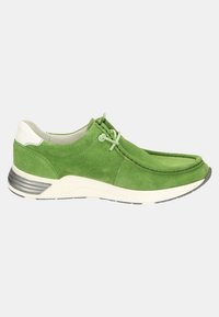 Scarpa in suede verde con punta arrotondata, accento bianco sul tacco e lacci discreti. Presenta una suola imbottita e una finitura testurizzata.