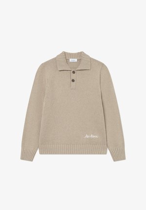 Pull en tricot beige avec un col côtelé, patte de boutonnage à trois boutons et texte brodé en bas. Manches longues et tissu texturé.