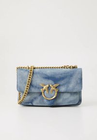 Skulderveske i lyseblå denim med en gullfarget kjedestropp og dekor med fuglemotiv, med klaffelukking og glatt struktur.