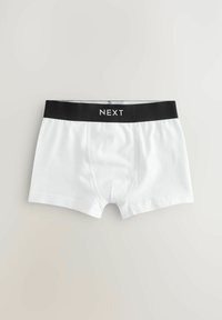Hvide bomuldsboxershorts til mænd med en sort elastisk talje, der har mærkenavnet "NEXT" trykt i hvidt.