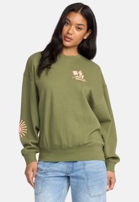 Felpa verde oliva in cotone, con collo a giro, spalle scese e grafiche rosa sul petto e sulla manica.