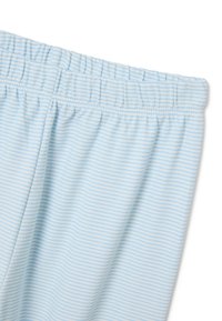 Helles blaues Baumwollgewebe mit dünnen weißen Streifen, elastischem Bund und glatter Textur. Fokus auf den oberen Teil des Kleidungsstücks.