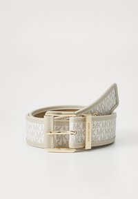 Cintura in pelle beige con stampa del logo MK, fibbia in tono oro e una texture liscia, con un design leggermente più ampio.