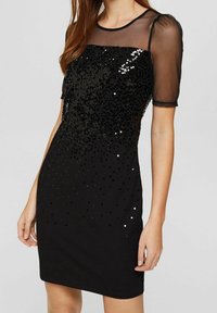 Černé šaty se zavedenými flitry s krátkými průhlednými rukávy, s přiléhavým střihem a texturovaným gradientem flitrů od vrcholu ke dnu.