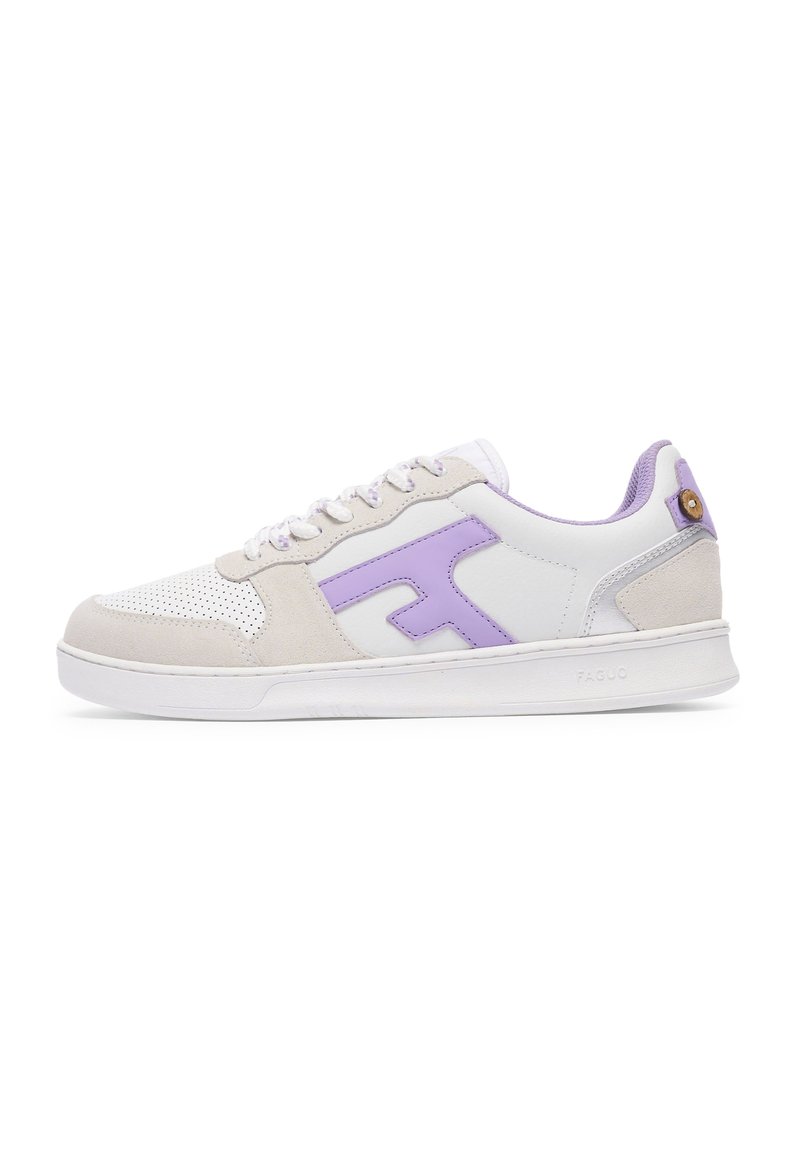 Witte en lichtpaarse sneaker met een geperforeerde voorkant, suède accenten en een gedurfd logo aan de zijkant, gezet op een witte zool.