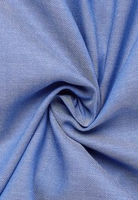Blauer Stoff mit dichtem, strukturiertem Gewebe, der eine glatte Oberfläche und subtilen Glanz zeigt. Das Design weist ein einheitliches Muster kleiner Punkte auf.