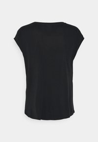 Czarna koszulka z krótkim rękawem o luźnym kroju. Tył ma zaokrąglony dół i miękką teksturę tkaniny, odpowiednia na codzienne noszenie.