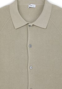 Cardigan lavorato a maglia di un beige chiaro, con colletto, cinque bottoni e texture a costine. Presenta maniche raglan e dettagli di cucitura sottili.