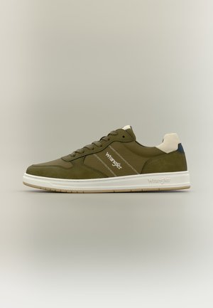 Oliivirohelised madala säärega tennised valge tallaga, paeltega ja "Wrangler" logo küljel ning taldal, neutraalse taustaga.