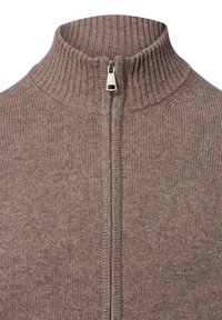 Braun geripptes Zip-Top mit hohem Kragen und silbernem Reißverschluss. Das Material wirkt weich und strukturiert, ideal für das Schichten.