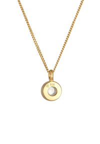 Collana con pendente placcato in oro a forma circolare, dotata di una pietra trasparente e contrassegnata con "925" per argento sterling.