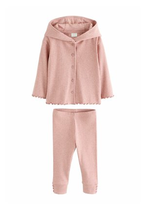 Ružový rebrovaný pletený detský komplet s gombíkovým kardigánom s kapucňou a nohavicami s gombíkovými detailmi na manžetách.