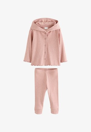 Ružový rebrovaný pletený detský komplet s gombíkovým kardigánom s kapucňou a nohavicami s gombíkovými detailmi na manžetách.