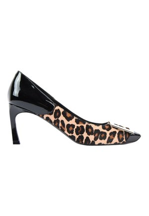 Chaussure à talon haut en cuir verni noir avec des côtés en tissu imprimé léopard et une boucle décorative sur l’orteil.