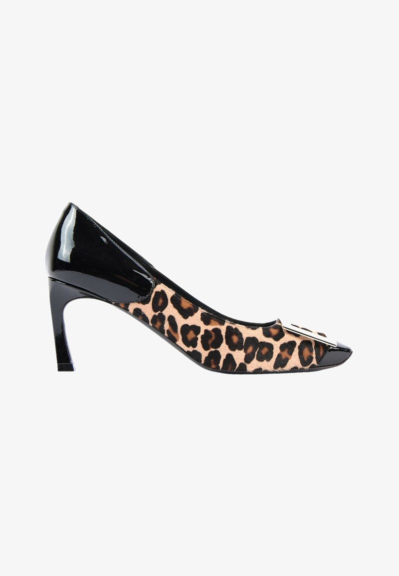 Chaussure à talon haut en cuir verni noir avec des côtés en tissu imprimé léopard et une boucle décorative sur l’orteil.