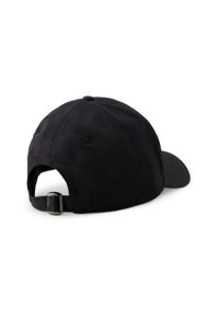 Gorra de algodón negra con visera curva, correa trasera ajustable y costuras en contraste. Presenta ojales de ventilación para una mayor transpirabilidad.