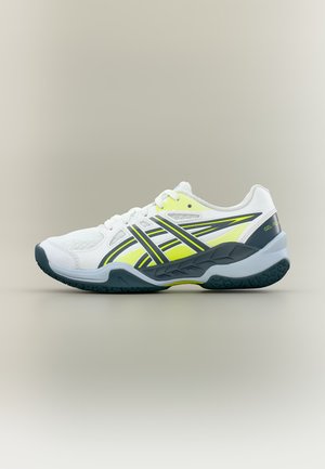 Chaussure de sport blanche avec un design noir et jaune néon, amorti en gel et semelle noire texturée, vue de profil sur un fond neutre.