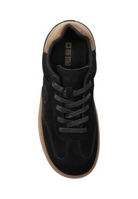 Sneaker in suede nero con punta tonda, lacci grigi e suola in gomma beige. Presenta un logo sul lato e un colletto imbottito per il comfort.