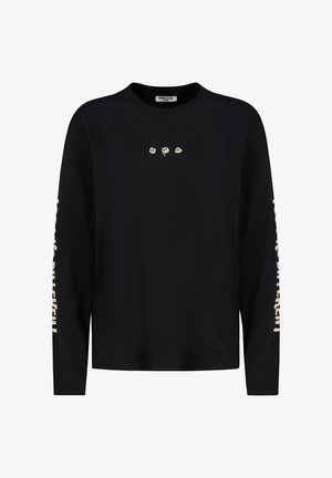 Schwarzes Baumwoll-T-Shirt mit langen Ärmeln, das kleine Grafiken auf der Brust und auffälligen Text in einer helleren Farbe auf den Ärmeln zeigt.