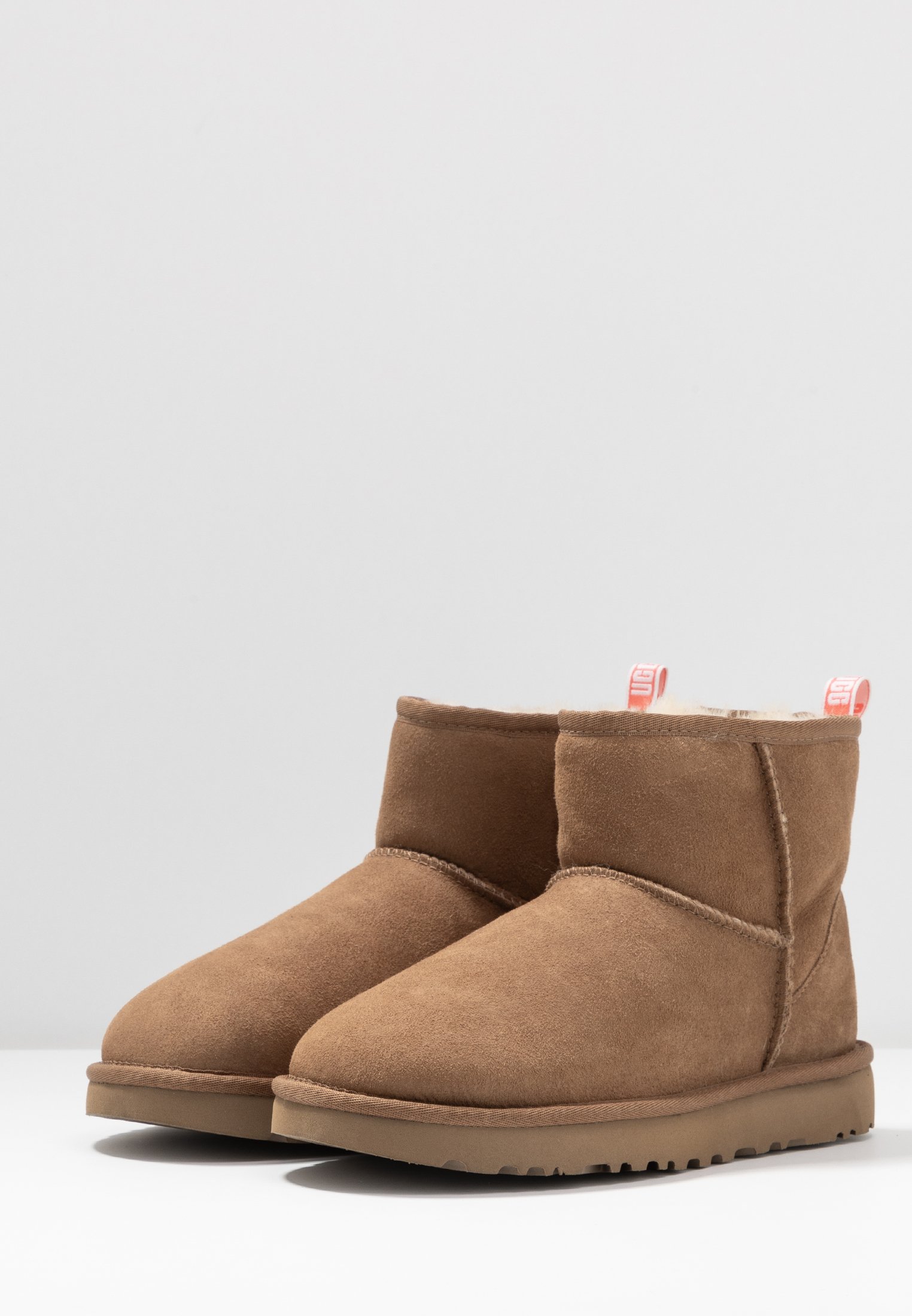 UGG CLASSIC MINI GRAPHIC LOGO Botines chestnutneon UGG AIKA Botines chestnut Zalando.es