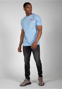 Wrong Friends ABU DHABI - Triko s potiskem - blauw