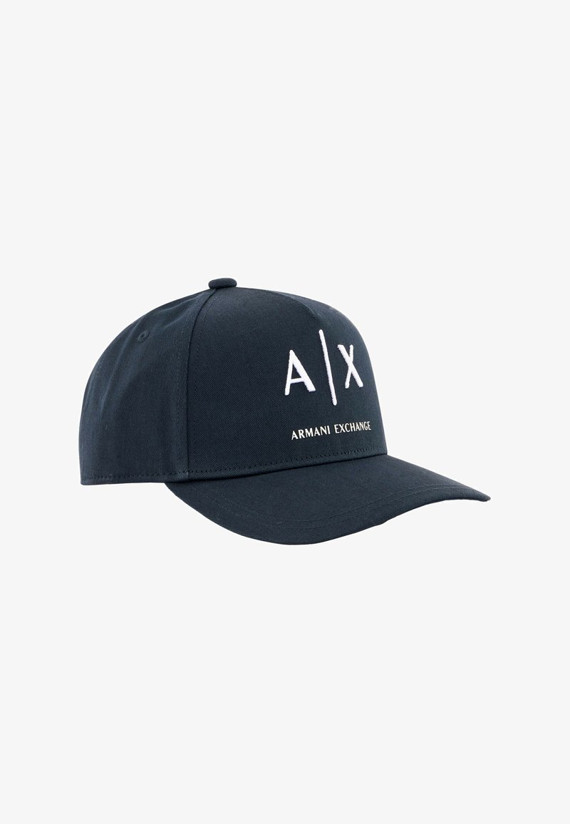 Casquette de baseball noire à visière courbée, avec broderie blanche du logo "A|X" et "Armani Exchange" sur le panneau avant.