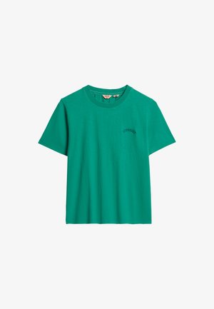 Groene crewneck t-shirt van katoen, met korte mouwen en een klein donker geborduurd logo op de linkerkant van de borst. Zachte textuur.