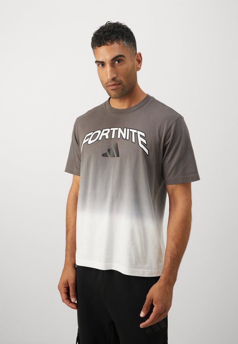 Grå gradient T-shirt med "FORTNITE" tekst og Adidas-logo på brystet. Blødt stof med korte ærmer og rund halsudskæring.