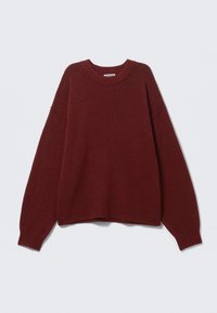Pull bourgogne en tissu doux, avec un col rond, des épaules tombantes et des poignets et un bas côtelés, offrant une coupe décontractée.