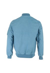 Jasnoniebieska kurtka bomberka z prążkowanym kołnierzem i mankietami. Posiada boczne kieszenie i gładką teksturę. Nie ma widocznych oznaczeń ani wzorów.