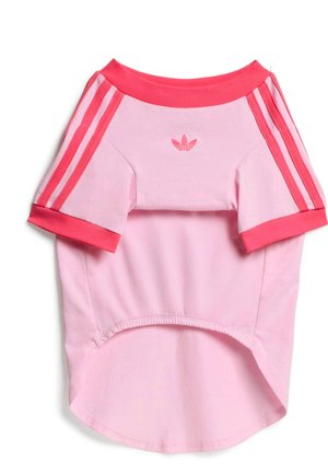 T-shirt pour animaux à manches courtes rose et rouge avec logo Adidas et trois bandes sur les manches, conçu pour les petits chiens ou animaux de compagnie.