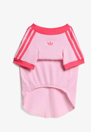 T-shirt pour animaux à manches courtes rose et rouge avec logo Adidas et trois bandes sur les manches, conçu pour les petits chiens ou animaux de compagnie.