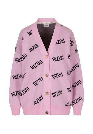 Roze cardigan met zwart "BIZUU" logo-patroon, v-hals, knoopsluiting, lange mouwen en geribbelde manchetten. Gemaakt van zacht breimateriaal.