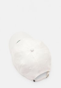 Casquette de baseball blanche avec une visière incurvée, une sangle réglable et un logo vert à l'avant. Fabriquée en toile de coton avec des coutures texturées.