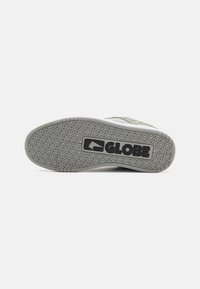 Globe TILT - Skeittikengät - triple grey