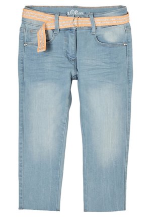 Hellblaue Jeans aus Denim mit leicht verwaschenem Finish, versehen mit einem hellorangestreiften Gürtel und klassischem Fünf-Taschen-Design.