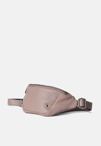 Marsupio in pelle rosa con chiusura a zip, forma curva, tracolla regolabile e discreto logo sul davanti. Texture liscia.